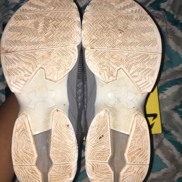 Curry Basketball shoes - Picture 5 of 6